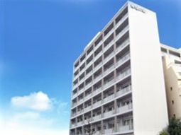 青空背景の建物外観