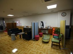 落ち着いた待合室