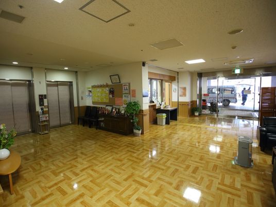 広々としたロビーの風景