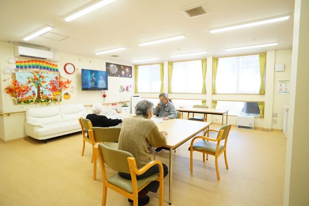 暖かい雰囲気の共有スペース