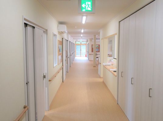 明るく清潔な廊下