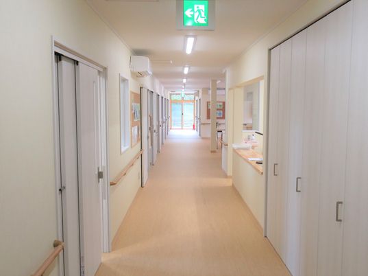 明るく清潔な廊下