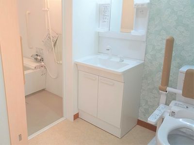手すり付きのトイレ空間