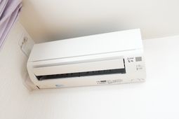白い壁に取り付けられたエアコン