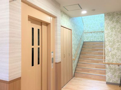 階段とエレベーター設備