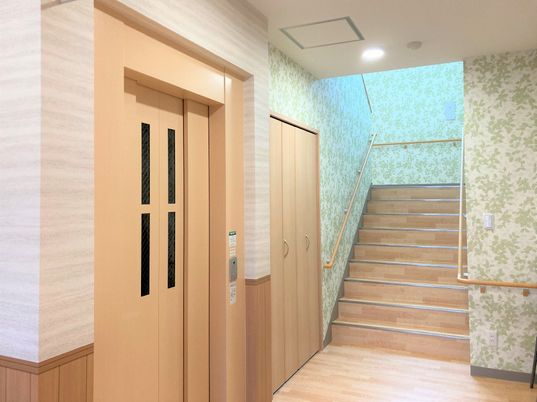 階段とエレベーター設備