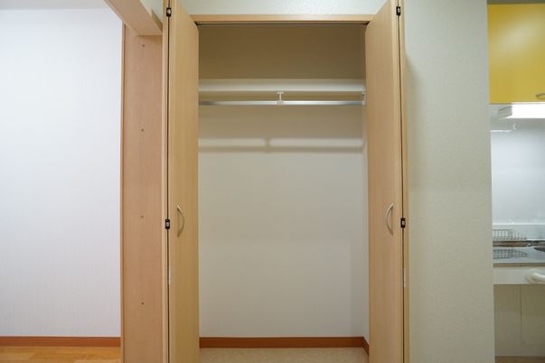 整頓された洋室のクローゼット