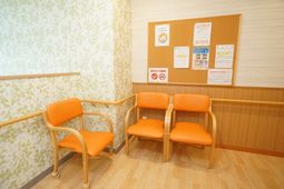 オレンジ色の椅子がある休憩所