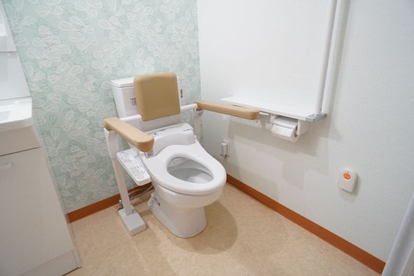 バリアフリー設計のトイレ