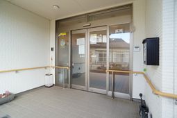 明るい入り口とAED設置