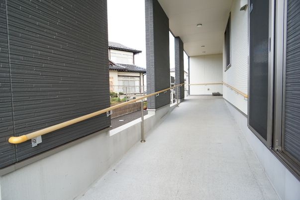 廊下の手すり付き通路