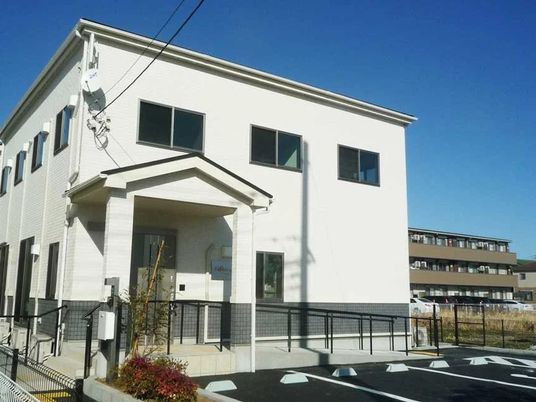 白い建物の外観  