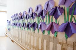 紙鶴飾りのある廊下