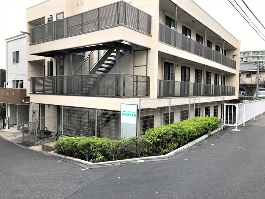 スタイリッシュな建物の外観