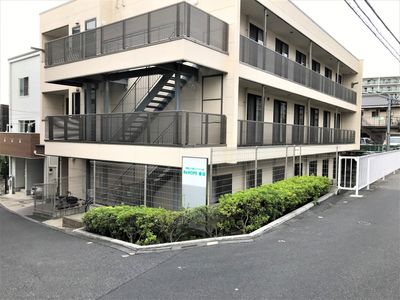 スタイリッシュな建物の外観