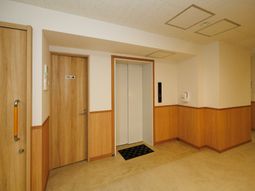 清潔な廊下とエレベーター