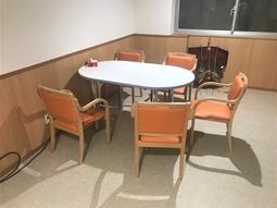 円卓と椅子のある休憩室