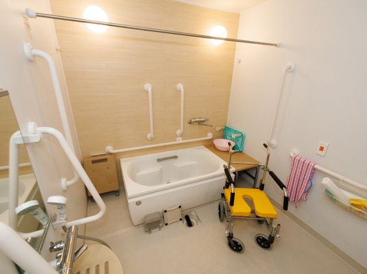 バリアフリーの浴室設備