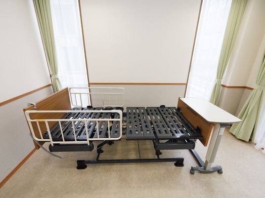 シンプルな居室のベッド