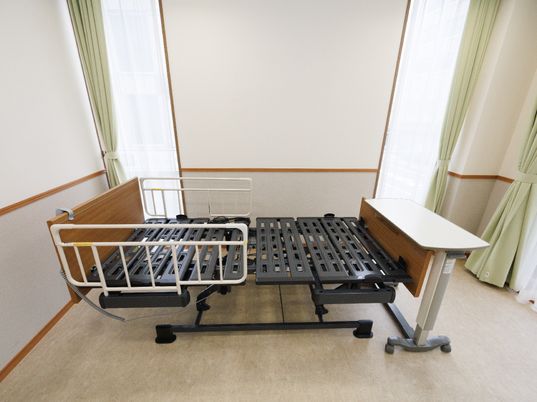 シンプルな居室のベッド