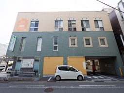 建物前の様子と人物