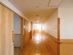 明るい廊下の風景