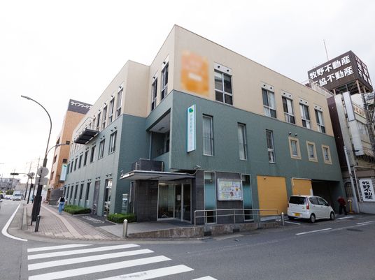 多機能な施設の外観