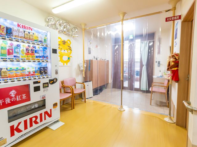 明るいエントランスの自動販売機 玄関ホール 訪れる方を暖かく迎えるエントランスには自動販売機が備えられ、小休止も自由に楽しめる雰囲気です。
