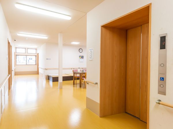 清潔感ある廊下の風景