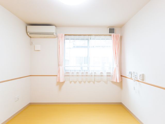 清潔感ある空間の居室 居室 ゆとりのある居室は、清潔で明るく、プライバシーを大切にした造りになっています。安心して生活できる空間で、新しい日常を始めませんか。