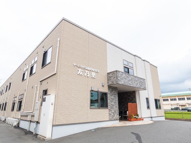 整った外観の施設 外観A 落ち着いた色合いで、清潔感のある外観です。こちらの施設では快適な勤務環境が提供されています。