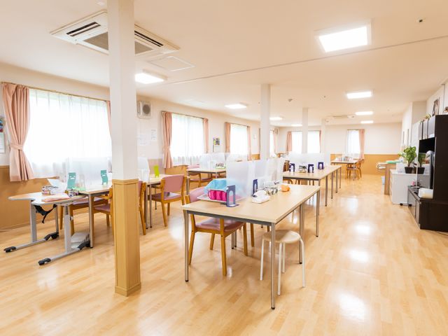 広々とした明るい食堂 共有スペース 窓から自然光が入る広々とした食堂です。機能的なテーブル配置が、快適な食事時間をサポートします。