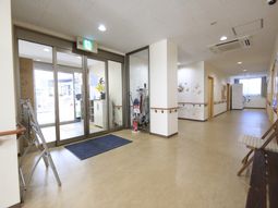 明るいエントランス通路