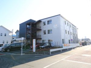 白と茶色の建物の外観