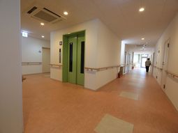 手すり付きの明るい廊下