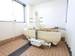 機能的な清潔な浴室