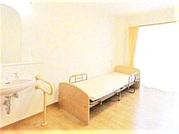 明るい個室の手すり付ベッド