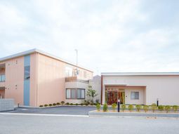 明るい建物のエントランス