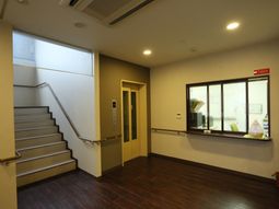 エントランスの階段とエレベーター