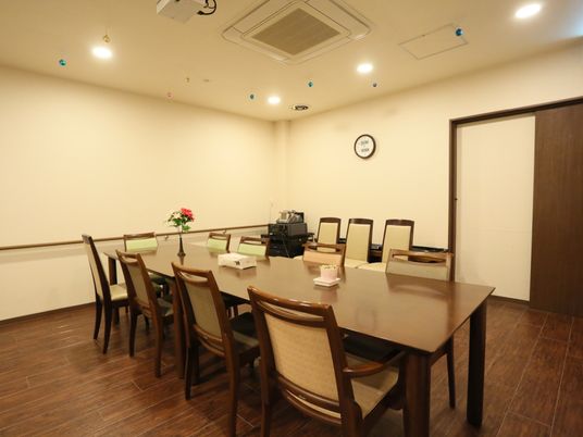  暖かみのあるダイニング空間  