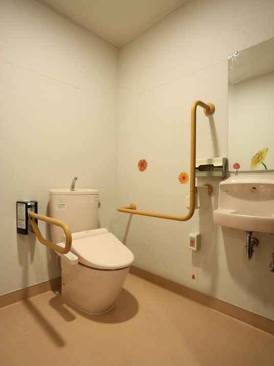  手すり付きトイレ 