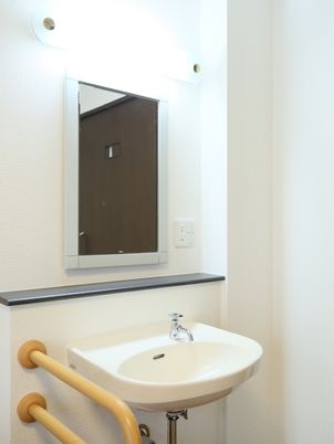  手すり付き洗面所の一角 