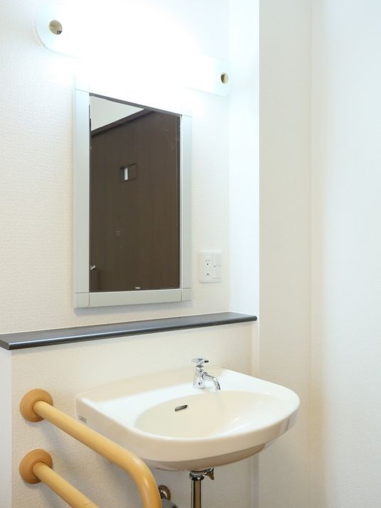  手すり付き洗面所の一角 