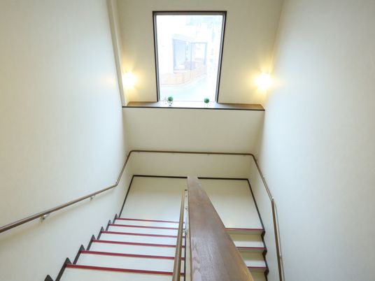  明るい階段の風景  