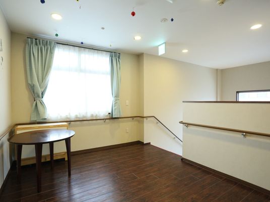  共用スペースの明るい部屋  