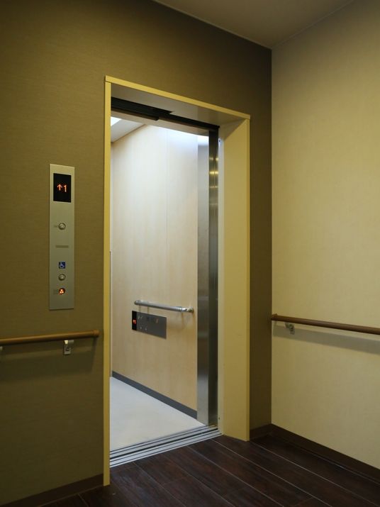  エレベーターの上部空間 