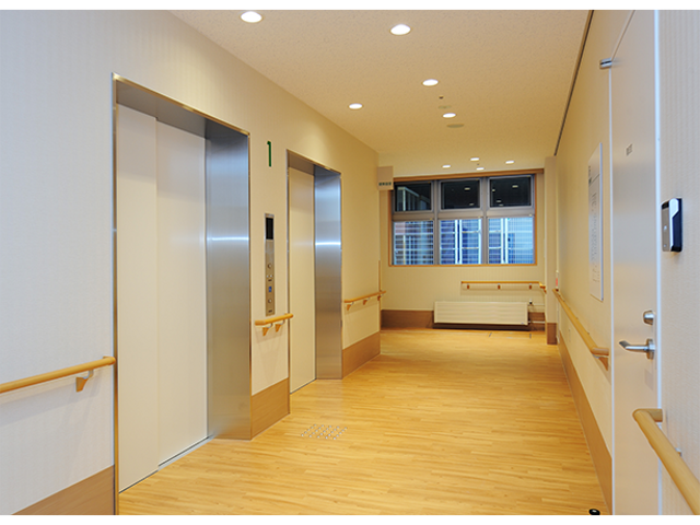 広々とした廊下 廊下 広々とした明るい廊下は、車椅子の方でも安心して移動できます。手すりがしっかり設置されています。