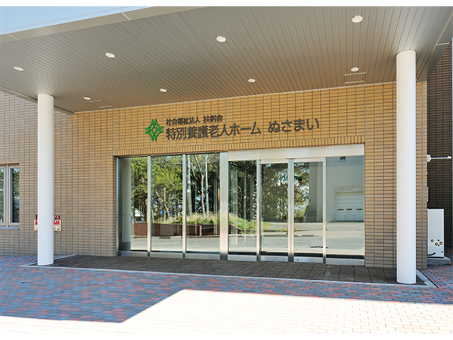 入り口の外観 エントランス 広々としたエントランスは、来訪者を明るく迎える空間になっています。天井も高く開放的です。