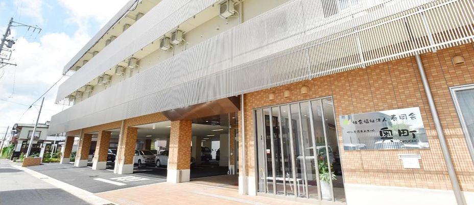 レンガ調の建物外観