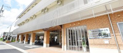 レンガ調の建物外観